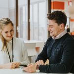 een vrouw en mannen met één telefoon