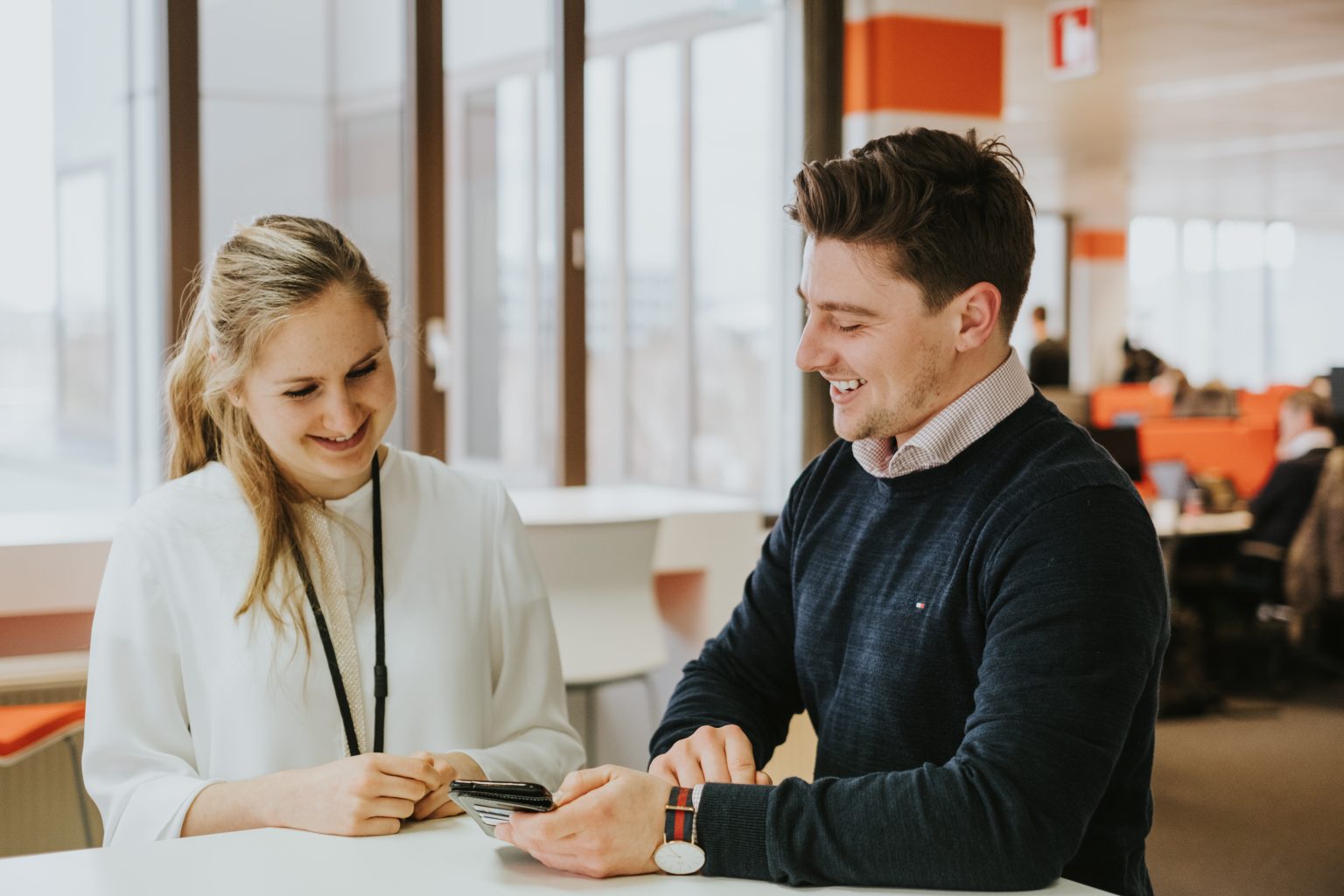 une femme et un homme avec un téléphone