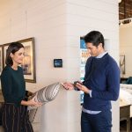 Retail - medewerker scant een label