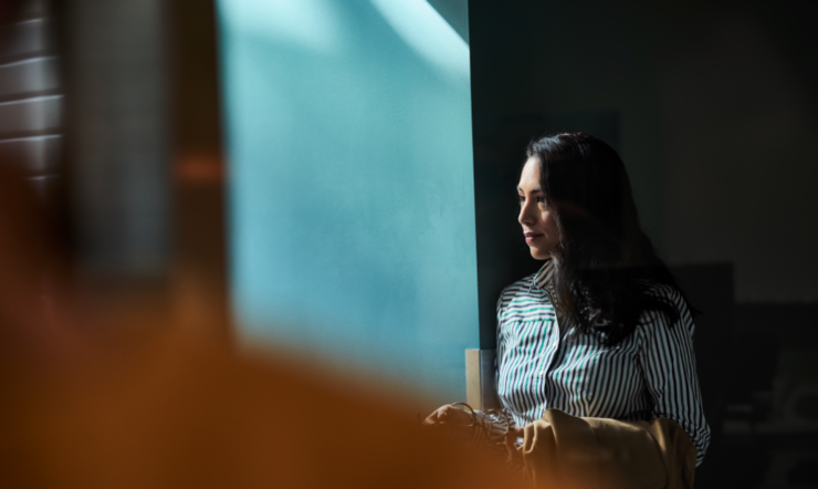 en person står foran et spejl og poserer for kameraet