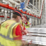 een persoon die voor een gebouw staat