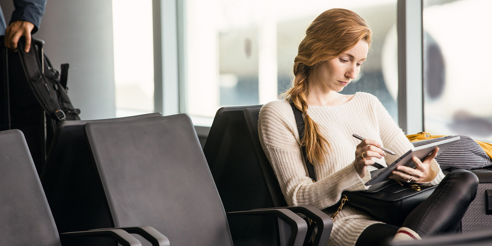 Employé de PME travaillant à distance depuis un aéroport