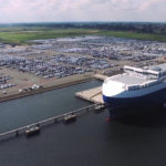 een boot in het water