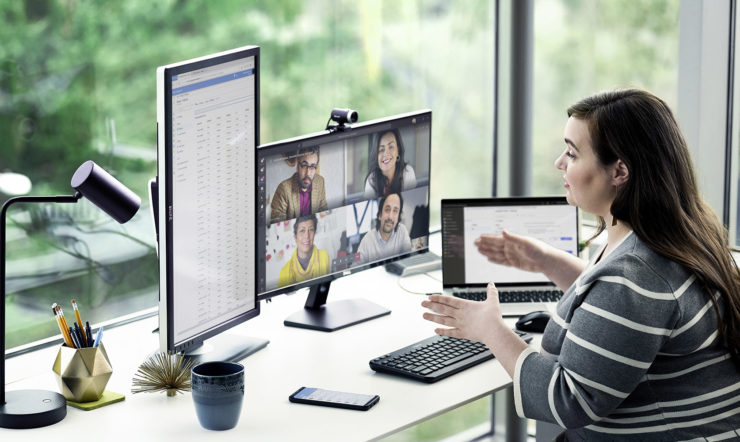 en person sidder ved et skrivebord foran en laptop