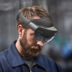 Man met baard draagt Microsoft HoloLens 2