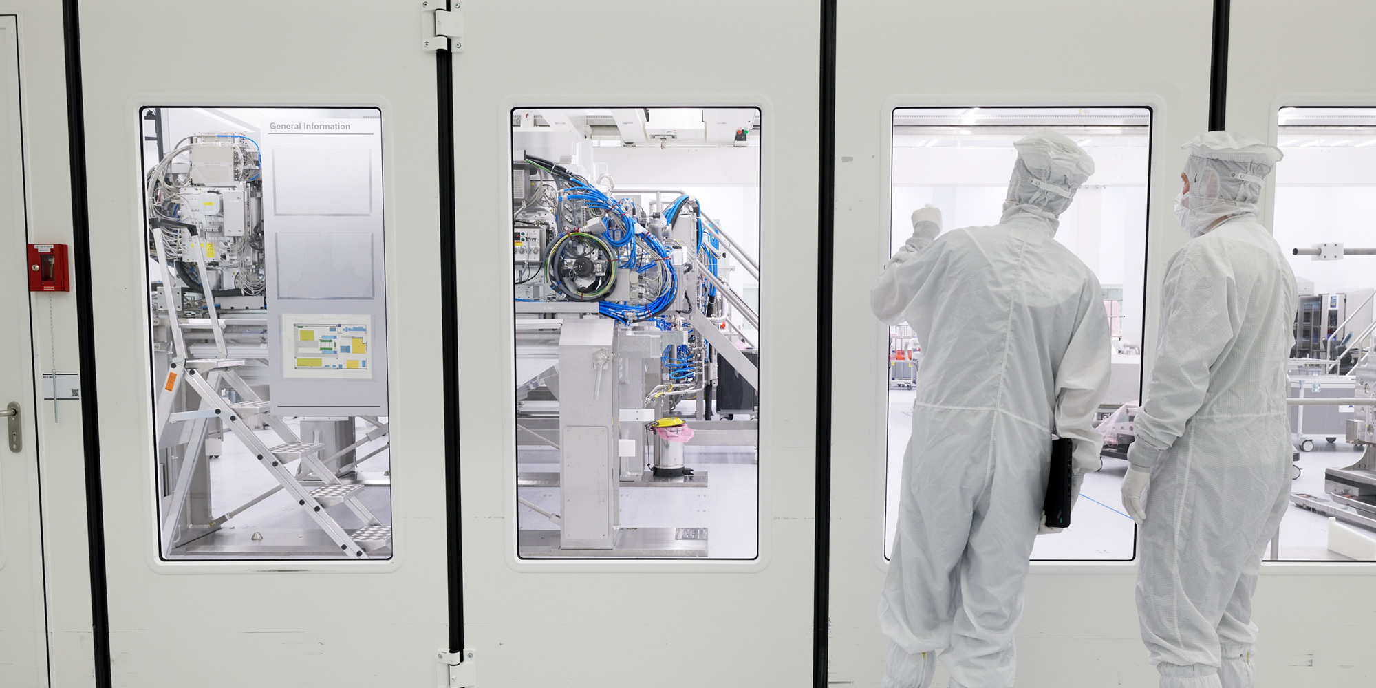 Twee technici bereiden zich voor op onderhoud in een cleanroom