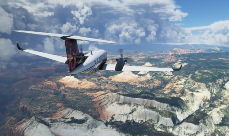 ett plan som flyger högt i luften med ett berg i bakgrunden