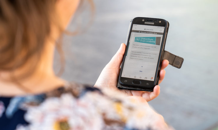 een hand die een cellphone houdt