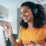 eine Person, die vor einem Computer steht
