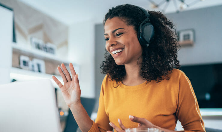 eine Person, die vor einem Computer steht