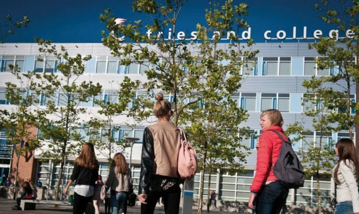 een groep mensen die door de straat lopen