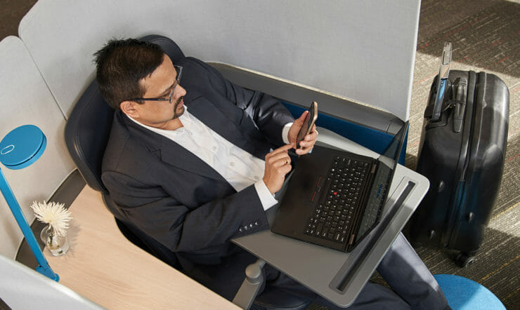 uma pessoa sentada em uma mesa com um laptop