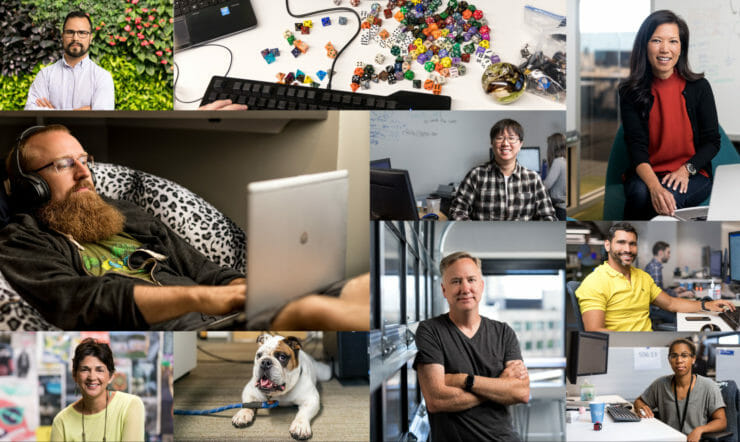 een man en een vrouw die bij een bureau met een hond zitten