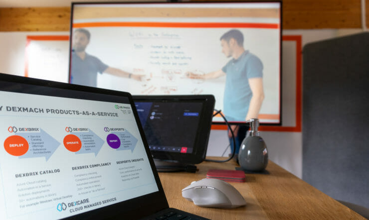 un ordinateur portable se reposant au-dessus d’une table