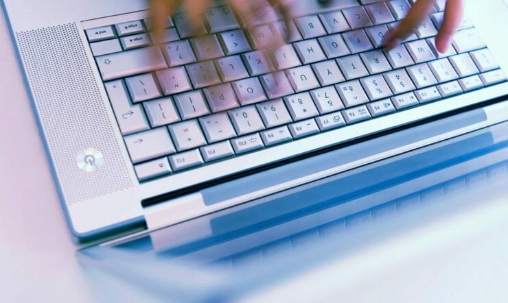 een close-up van een laptop