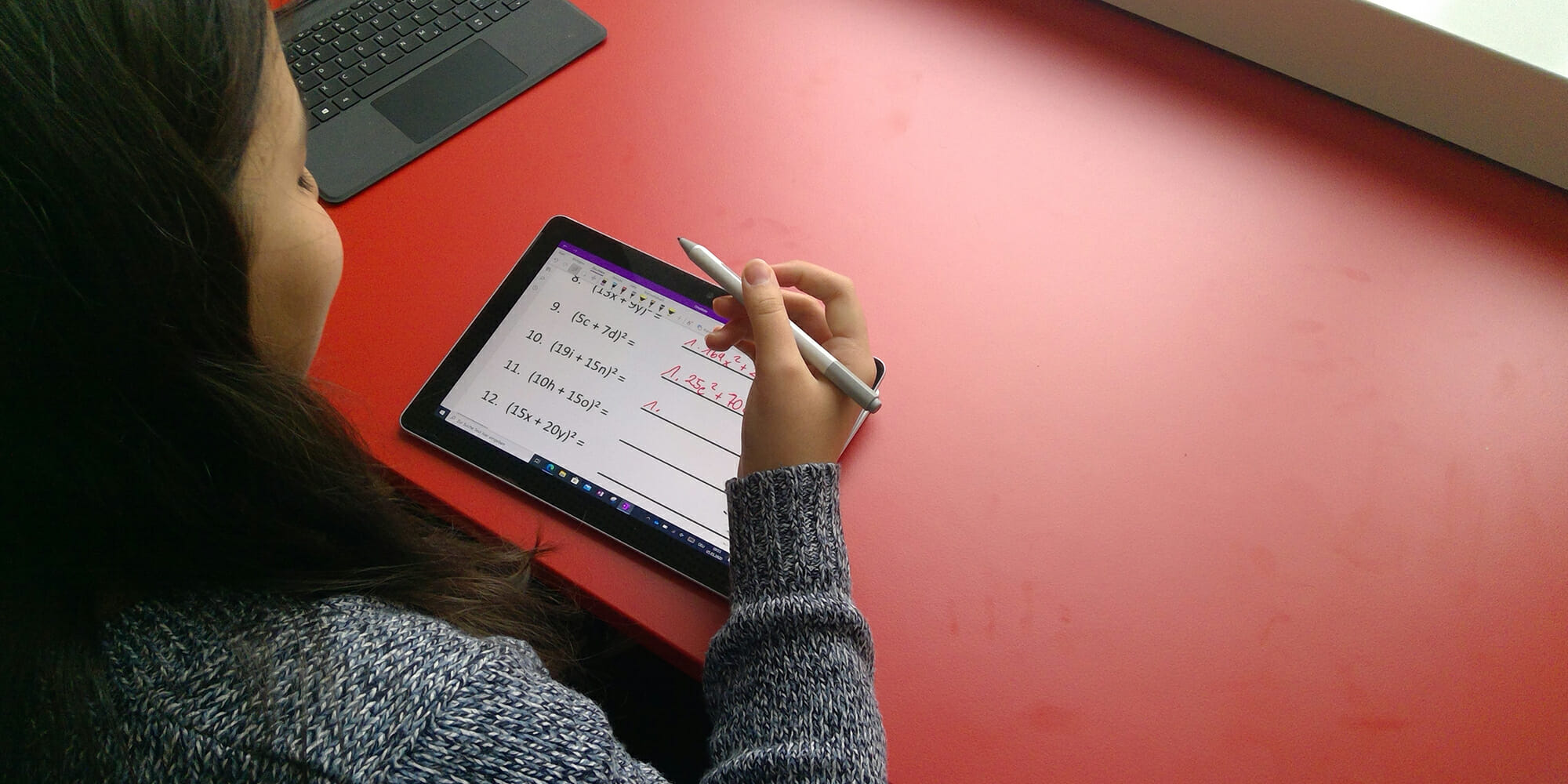 Una niña estudiando
