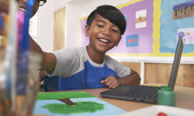 Schüler*in lächelt im Klassenzimmer