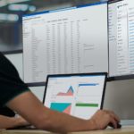 Man achter computer | de voordelen van Azure voor het onderwijs