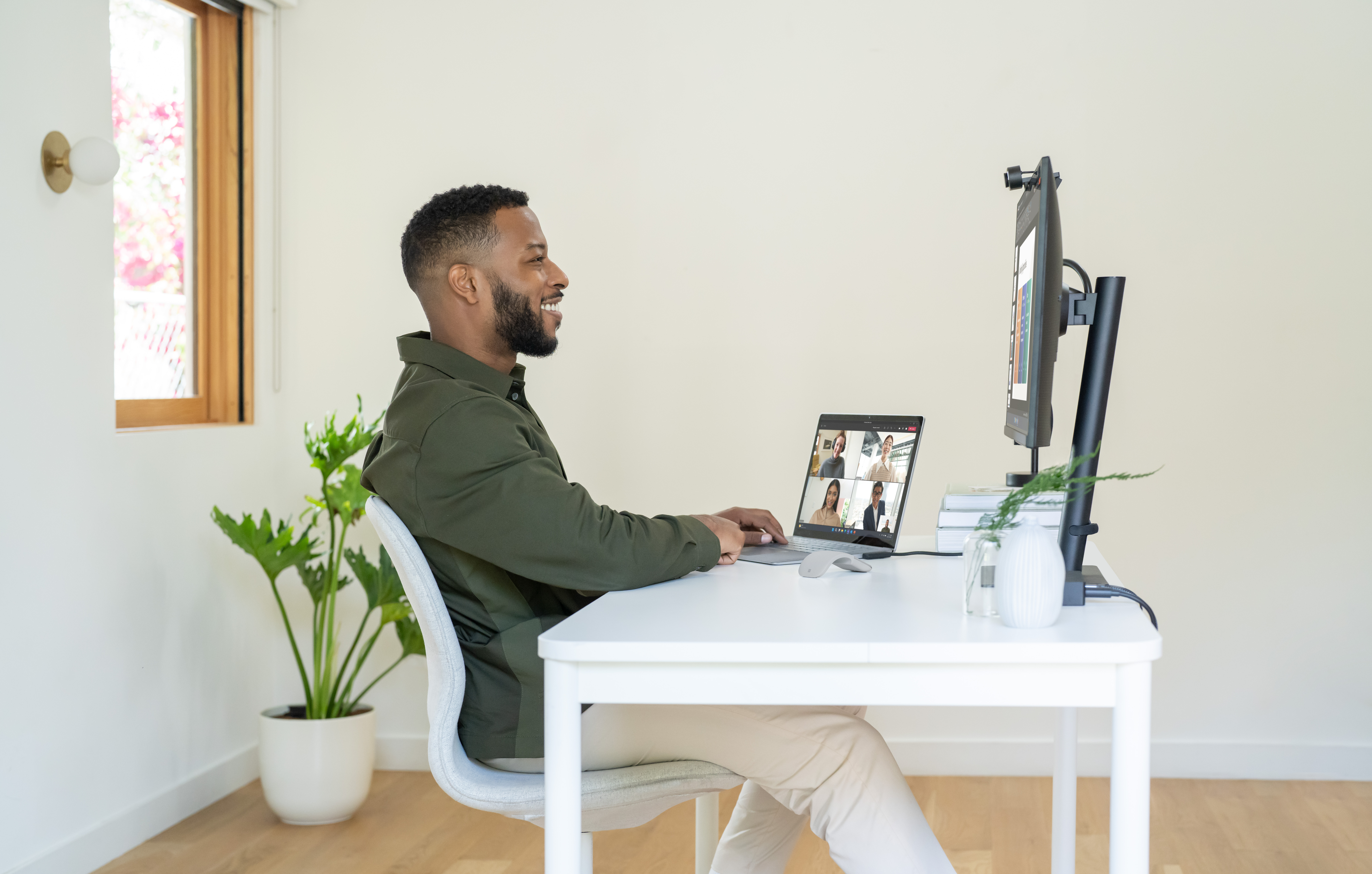 Man with Surface Laptop 5 and screen